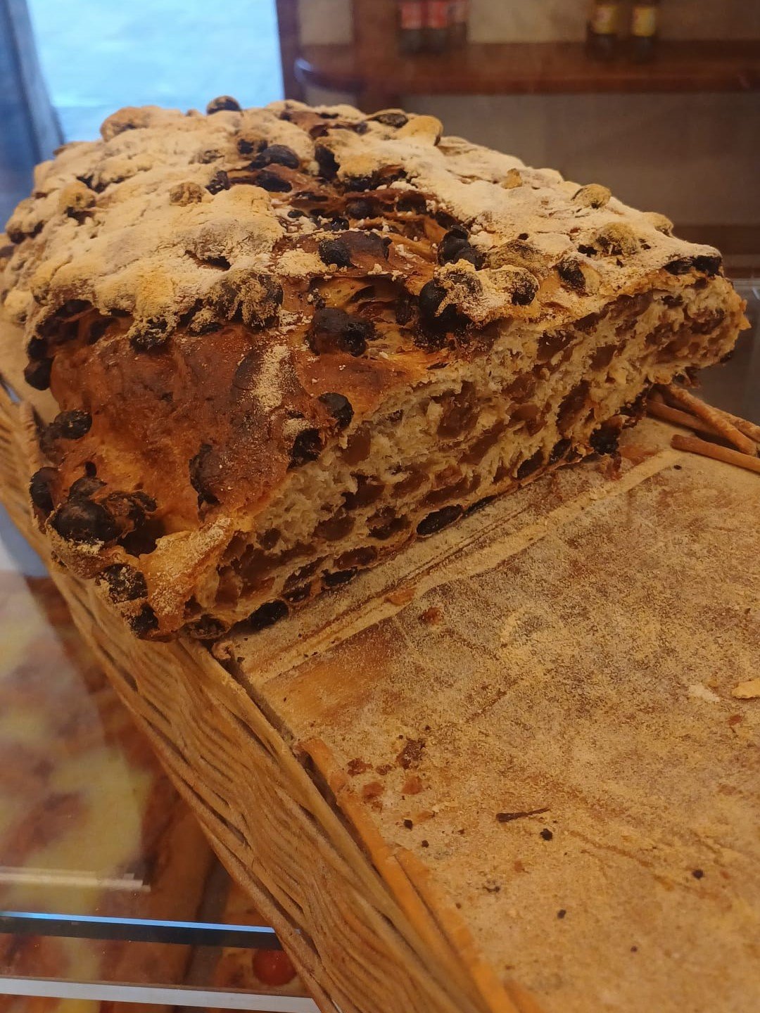 Detto anche “PAN TRANVAI”, l’antica ricetta tramandata da un vecchio panettiere milanese.
Un pane d’altri tempi, dove il passato incontra il presente.
Semplicemente… MAGIA!!!